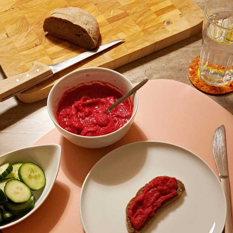 crema de remolacha sobre pan de patata -  randen-aufstrich auf kartoffelbrot - tartinade de betteraves sur du pain aux pommes de terre - beet spread on potato bread